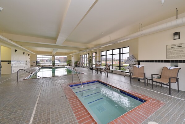 من حمّامات السباحة المغطاة