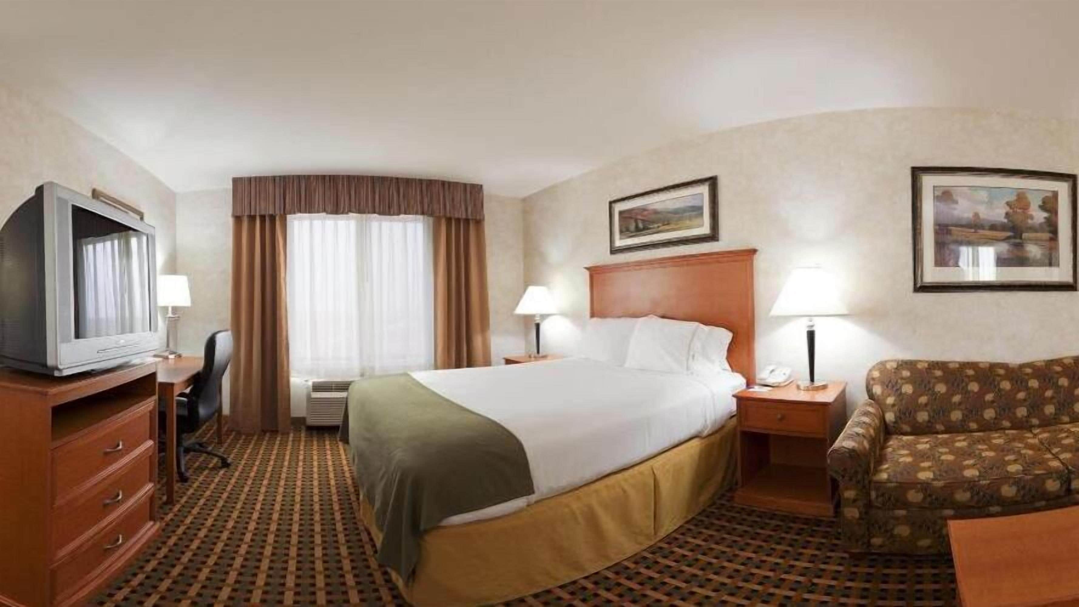 خزنة داخل الغرفة ومكتب ومساحة عمل للكمبيوتر المحمول وستائر تعتيم