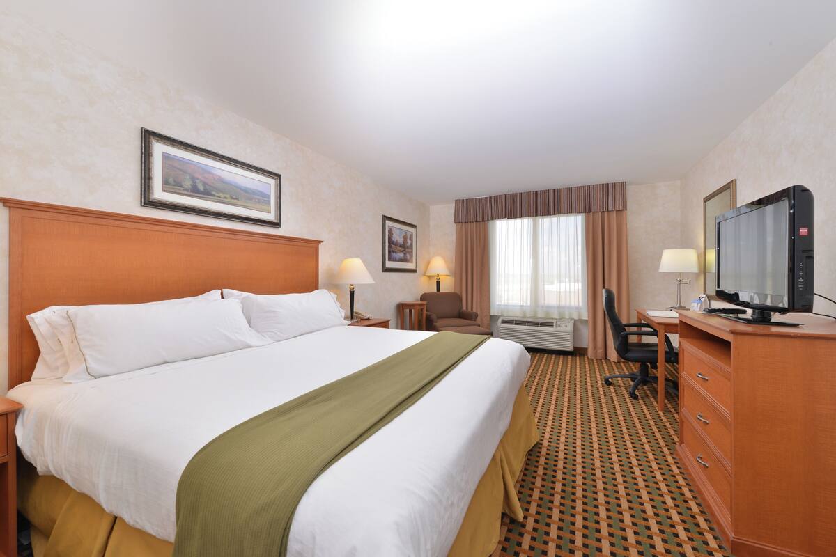 In-room safe, desk, laptop workspace, blackout drapes