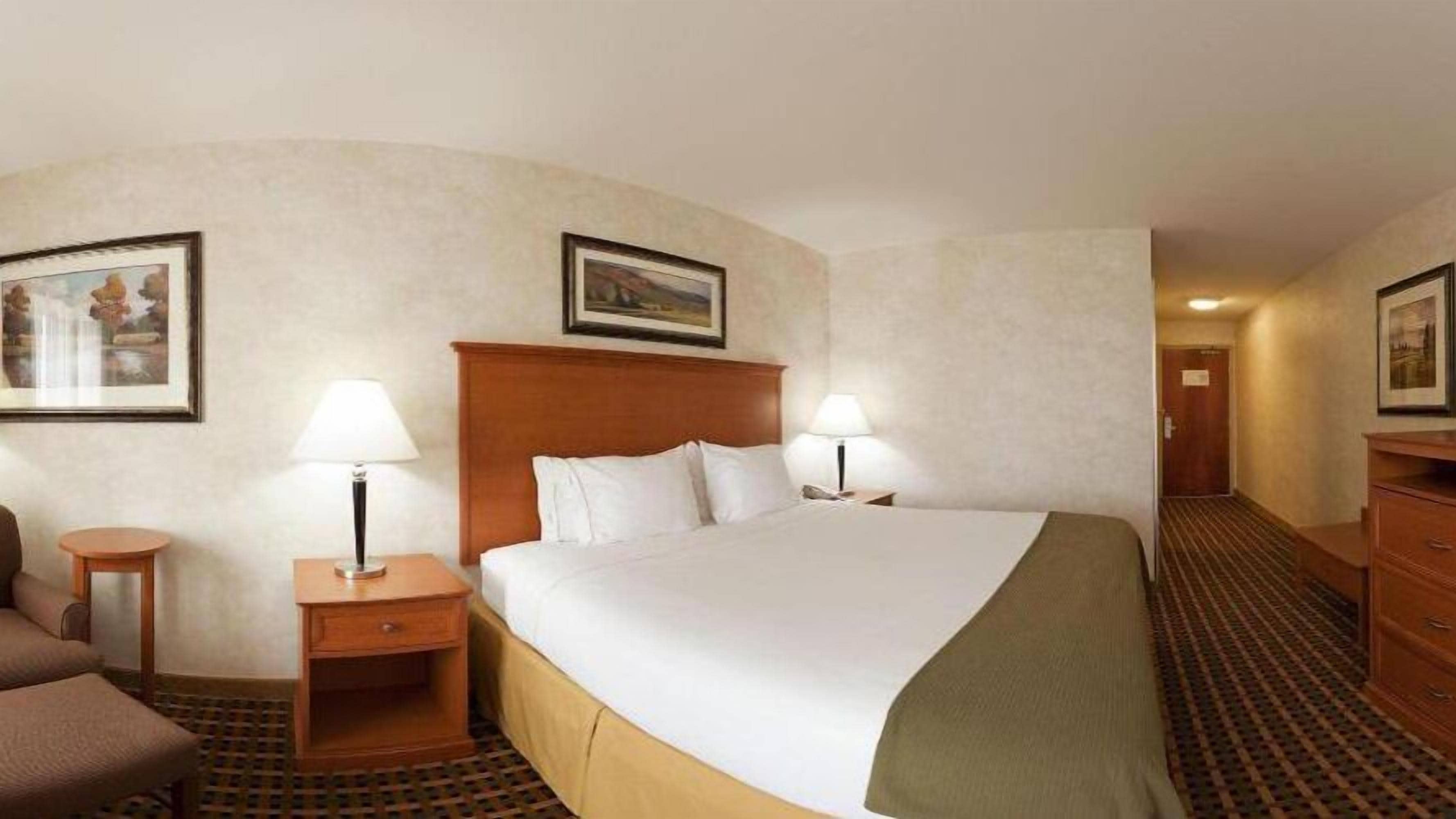 خزنة داخل الغرفة ومكتب ومساحة عمل للكمبيوتر المحمول وستائر تعتيم