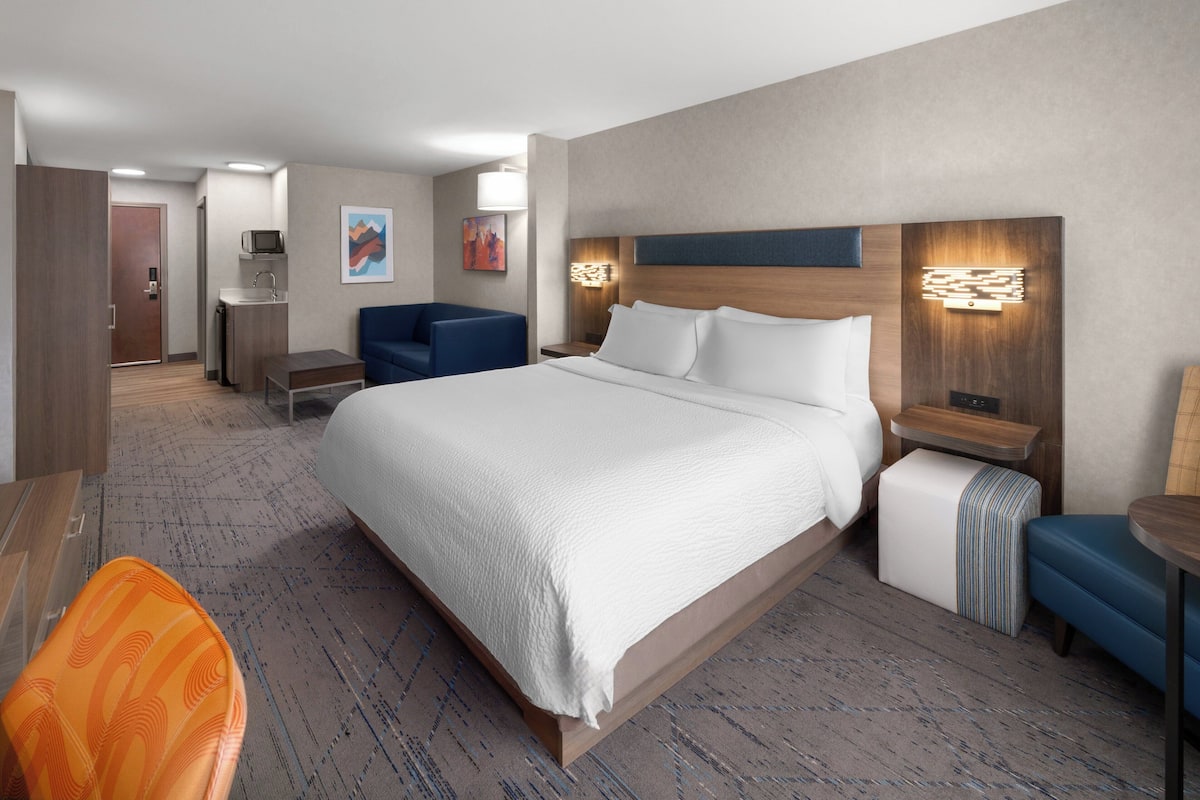 Standard Room, 1 King Bed | In-room safe, desk, laptop workspace, blackout drapes