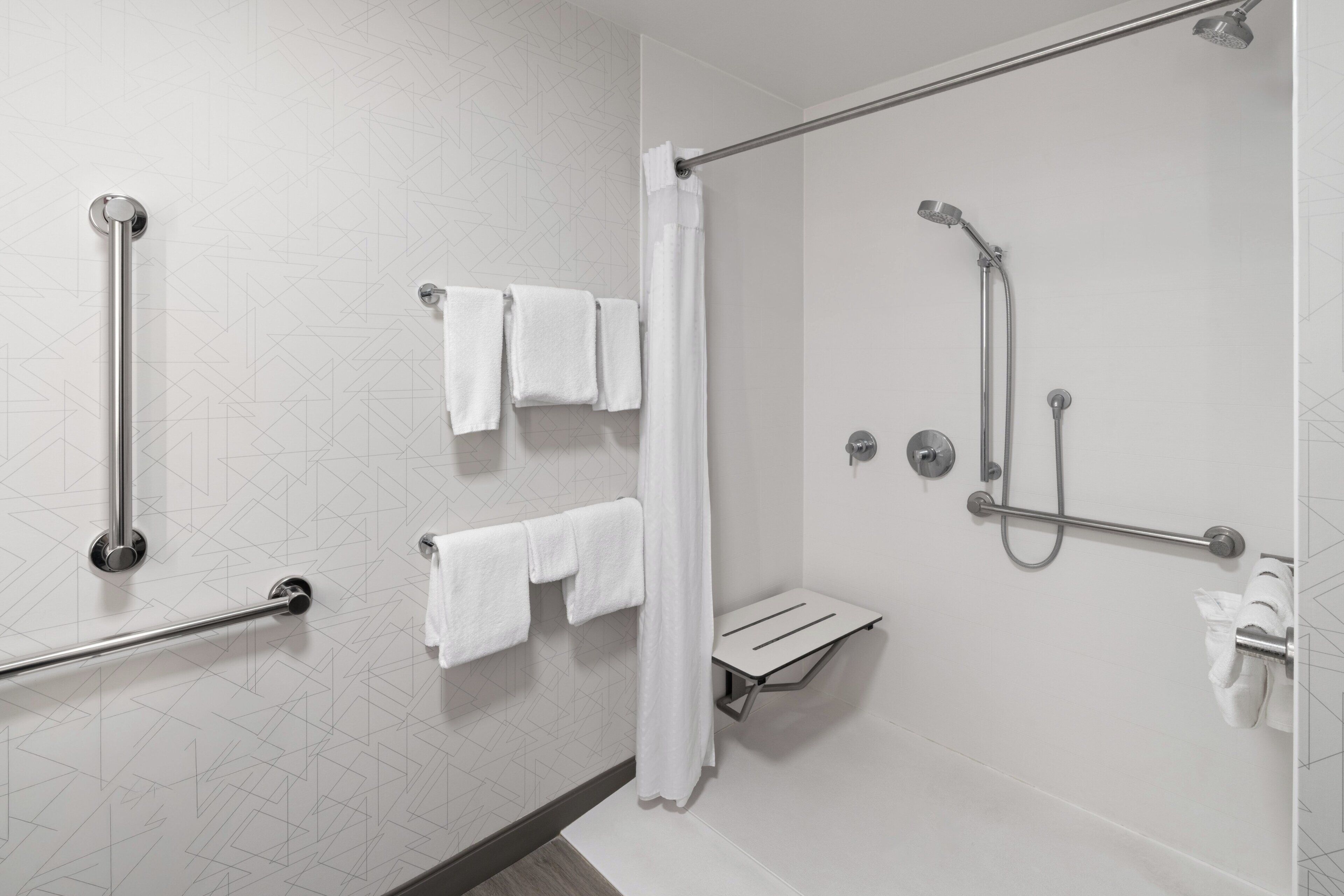 Suite, con acceso para personas discapacitadas (Hearing, Roll-In Shower) | Caja de seguridad en la habitación y escritorio 