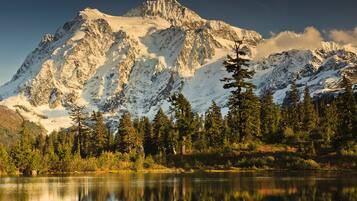 Cordillera con un lago en primer plano que refleja las cimas.