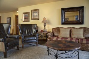 Chambre, 3 chambres, salle de bain privée | Aire de séjour | Téléviseur à écran plat, foyer, lecteur de DVD