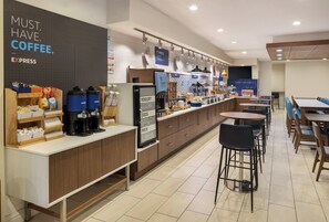 Un café moderne doté d’un espace dédié au café, de distributeurs de yaourts et d’œufs, ainsi que de plusieurs coins salon.