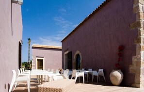 Property grounds - Caol Ishka Hotel (Syracuse)