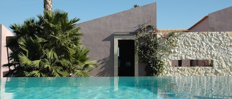 Piscine extérieure (ouverte en saison), piscine à débordement