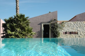 Kauden mukainen ulkouima-allas, ääretön uima-allas, aurinkotuoleja