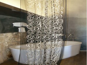 Habitación doble Deluxe | Baño | Amenidades de baño gratuitas, secadora de cabello, bidet, toallas 