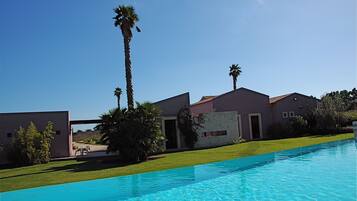 Piscine extérieure (ouverte en saison), piscine à débordement