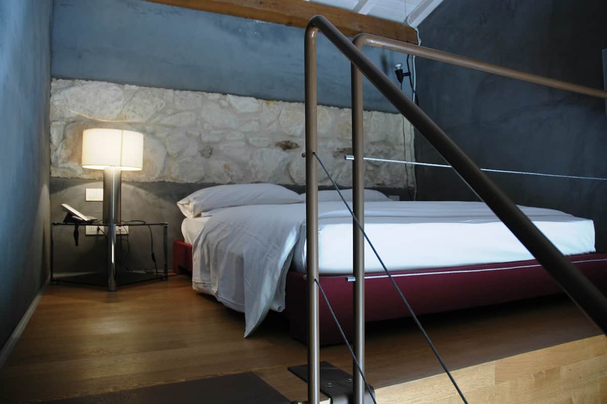 1 bedroom, minibar, desk, cribs (free)