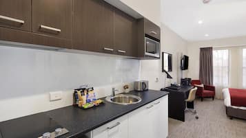 Microondas, placa de cocina y utensilios de cocina