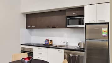 Microondas, placa de cocina y utensilios de cocina