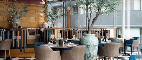 供应早餐、午餐和晚餐