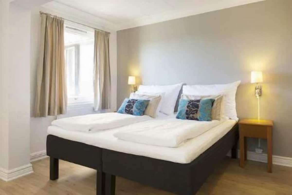 Cribs (free), rollaway beds (surcharge), WiFi (free)