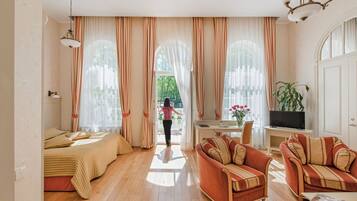 Deluxe-suite | 1 soveværelse, pengeskab på værelset, skrivebord