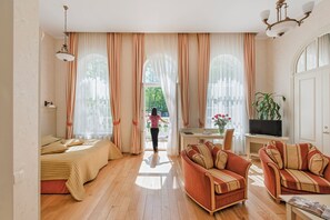 Deluxe Suite | 1 bedroom, in-room safe, desk, laptop workspace