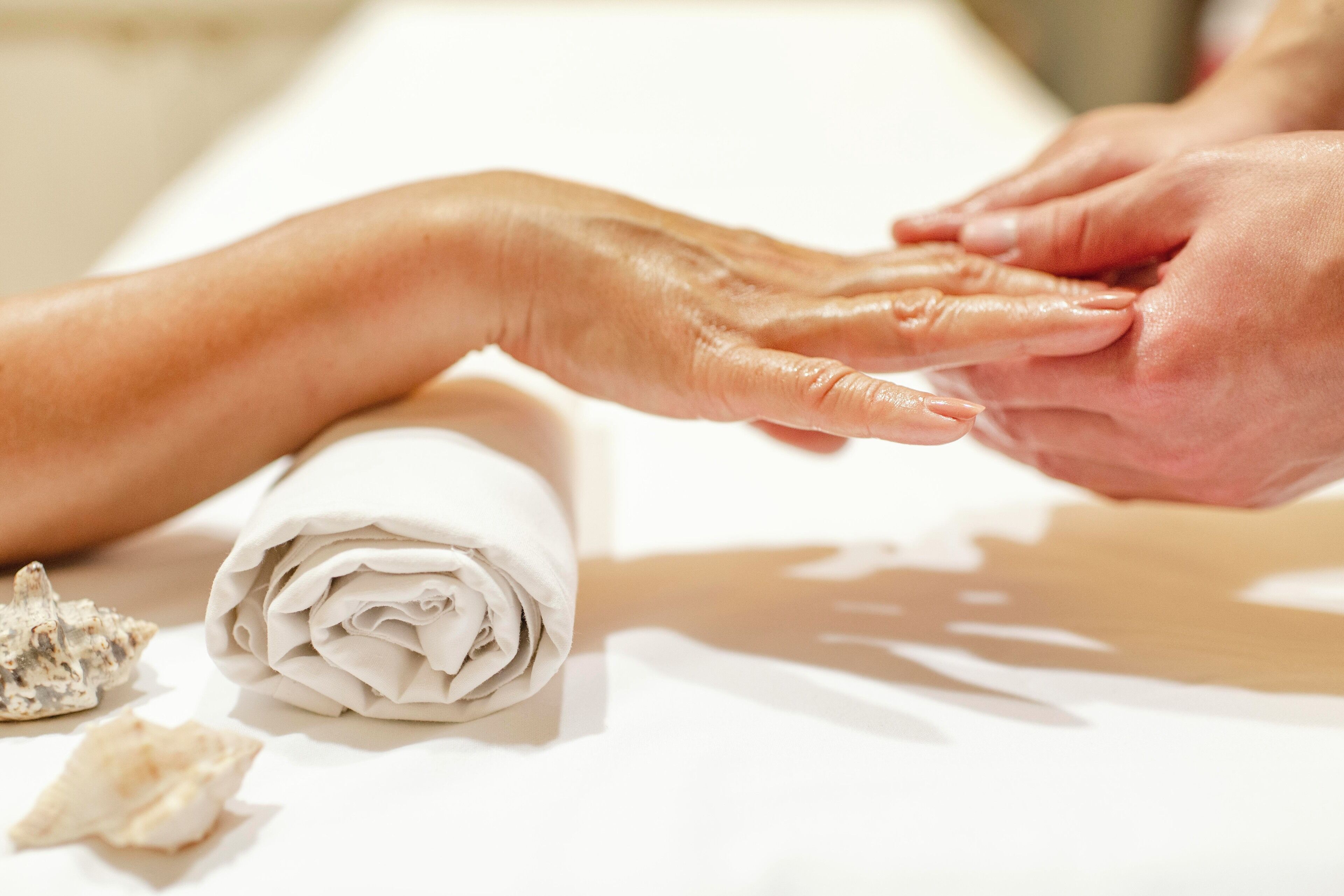 Primer plano de manos recibiendo una manicura.