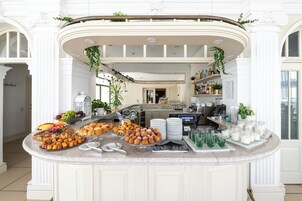 Desayuno buffet diario (EUR 12 por persona)