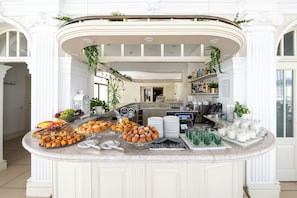Desayuno buffet todos los días (con cargo)