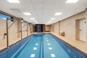 Ein Schwimmbecken mit Sprungbrett und Umkleideraum.