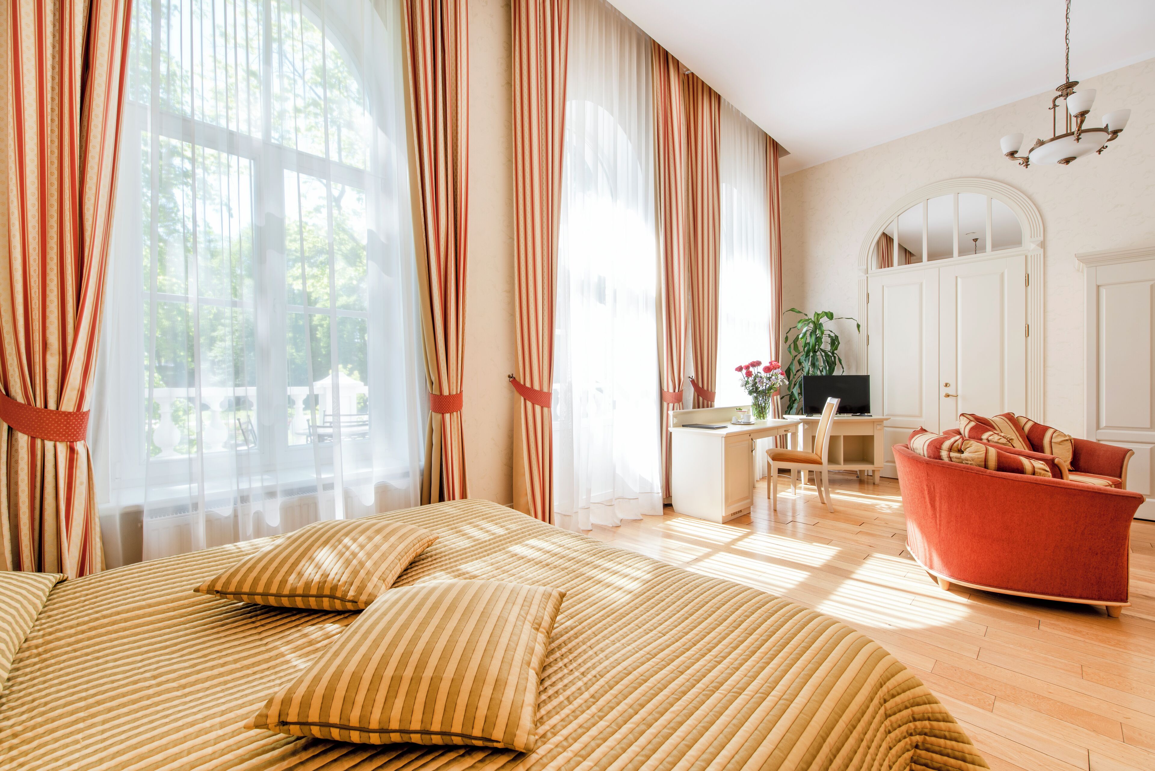 Suite Deluxe | 1 habitación, caja de seguridad en la habitación y escritorio 