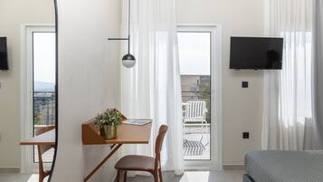 Habitación con 1 cama matrimonial o 2 individuales (Acropolis View) | Caja de seguridad en la habitación, escritorio y cortinas blackout