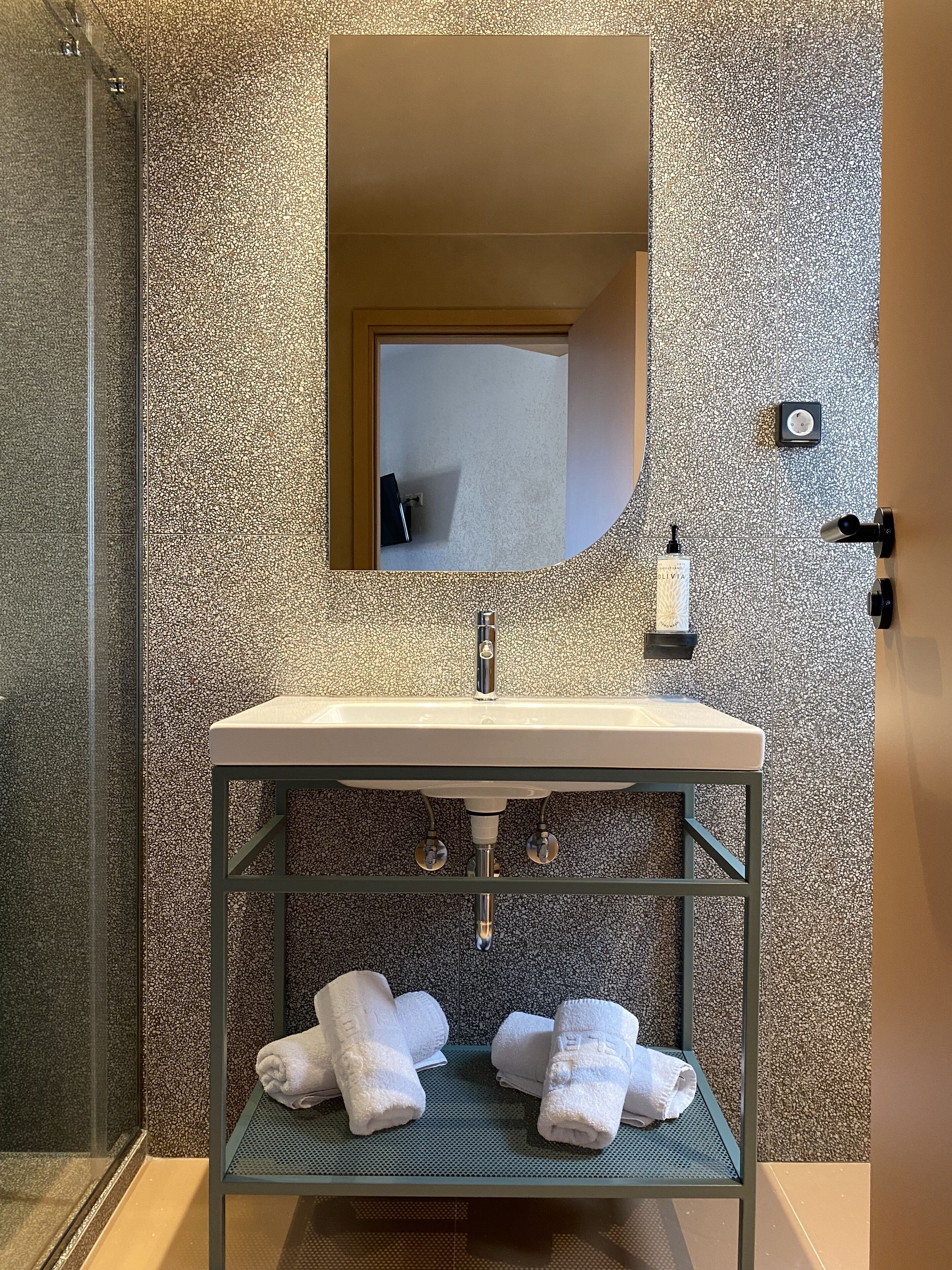 shower, rainfall showerhead, free toiletries, hair dryer