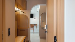 A hallway with bunk beds, a desk, and a mirror. - Evripides Hotel (Athens)
