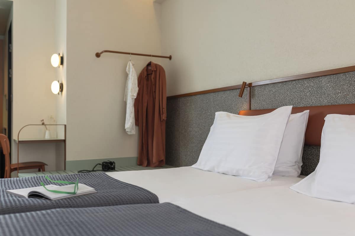 Habitación superior con 1 cama doble o 2 individuales | Caja fuerte, escritorio, cortinas opacas y sistema de insonorización