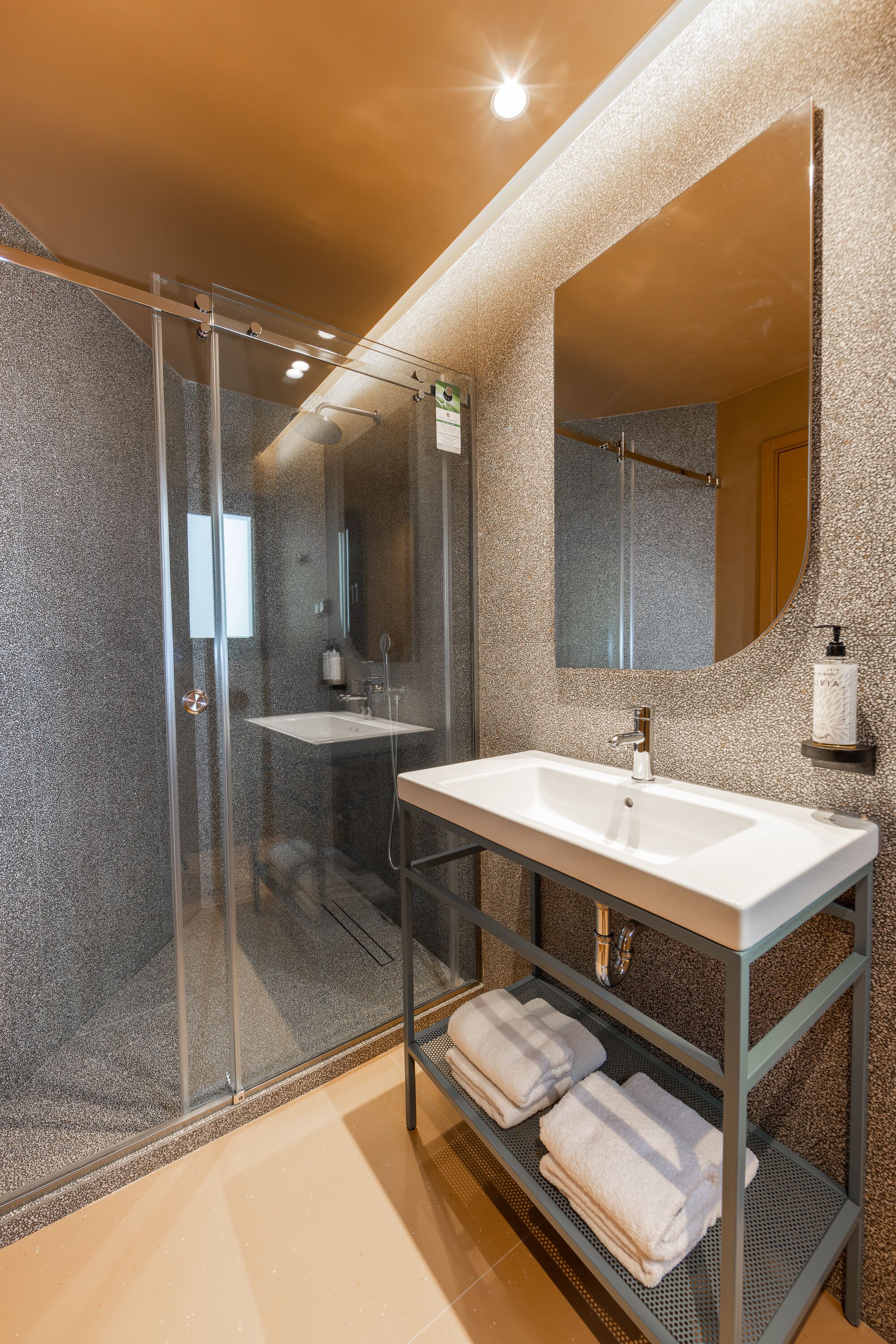 superior double or twin room | bathroom | shower, rainfall showerhead, free toiletries, hair dryer