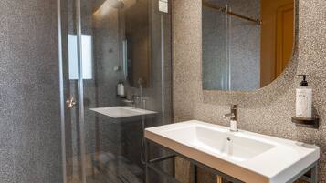 Superior Double or Twin Room | Bathroom | Shower, rainfall showerhead, free toiletries, hair dryer