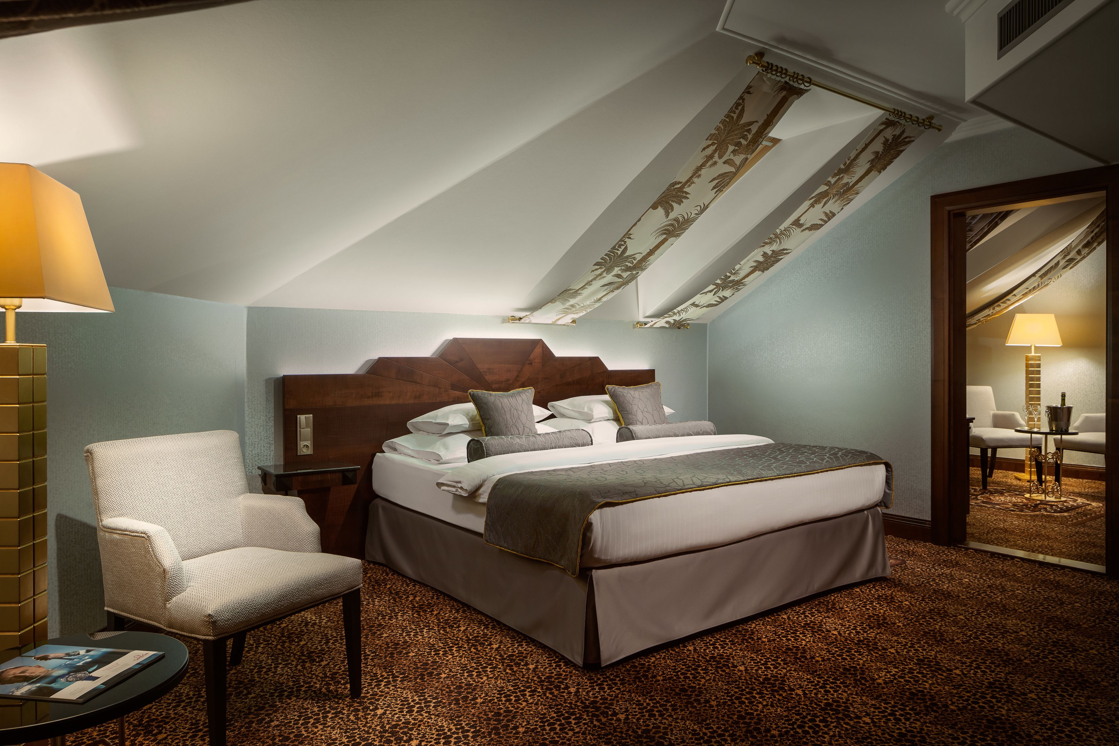 Imperial suite | 高档床上用品、Select Comfort 床、客房内保险箱、办公桌