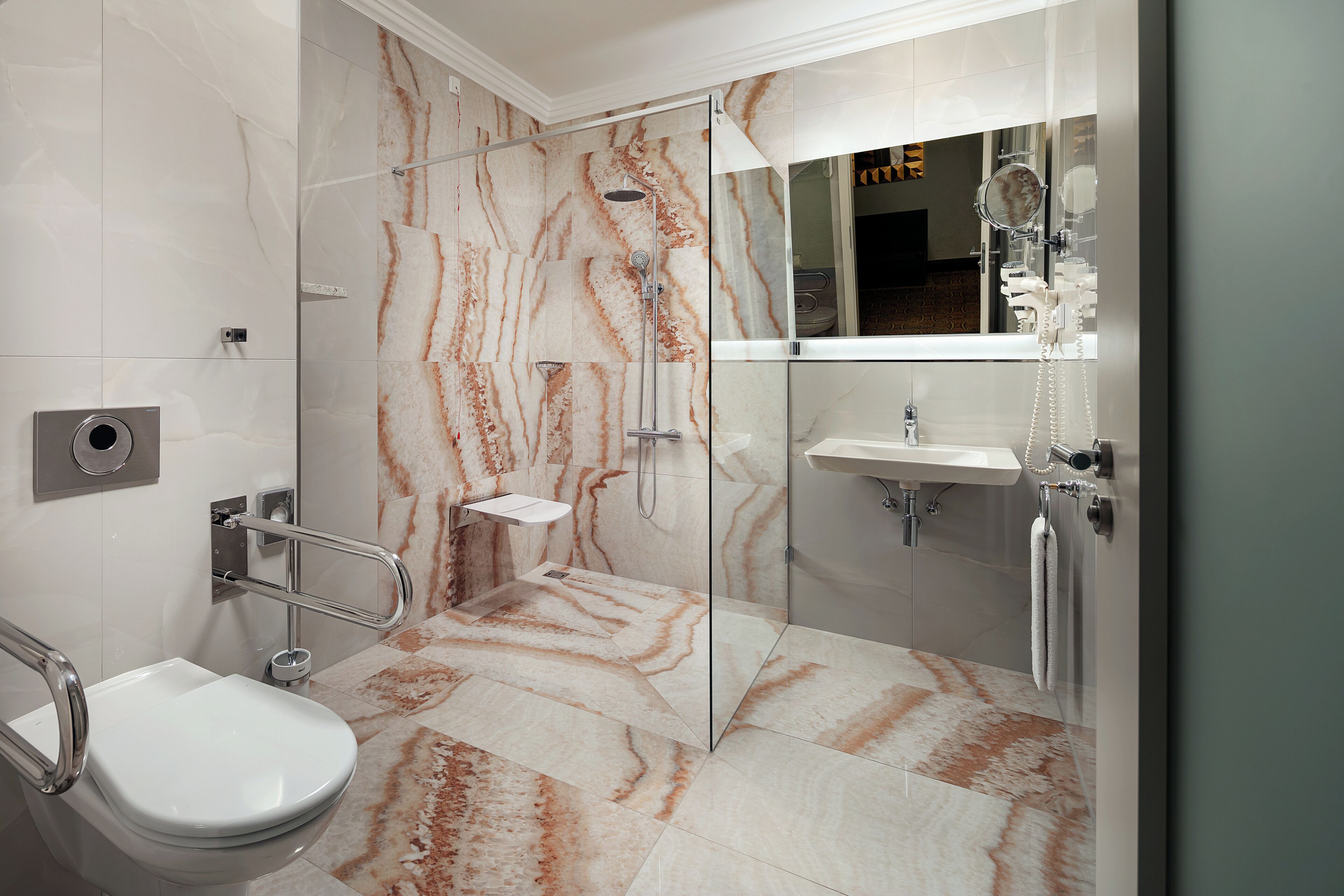 deluxe double room | accessible bathroom