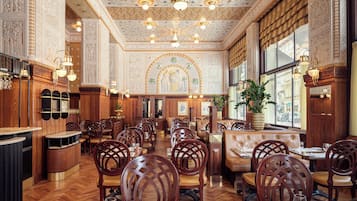 Aperto a colazione, pranzo e cena, cucina locale