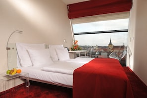 Superior kamer, 1 twee- of 2 eenpersoonsbedden (Old Town View) | Hypoallergeen beddengoed, een minibar, een kluis op de kamer, een bureau