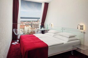 高级双人房或双床房 (Old Town View) | 防过敏的被褥、迷你吧、客房内保险箱、办公桌