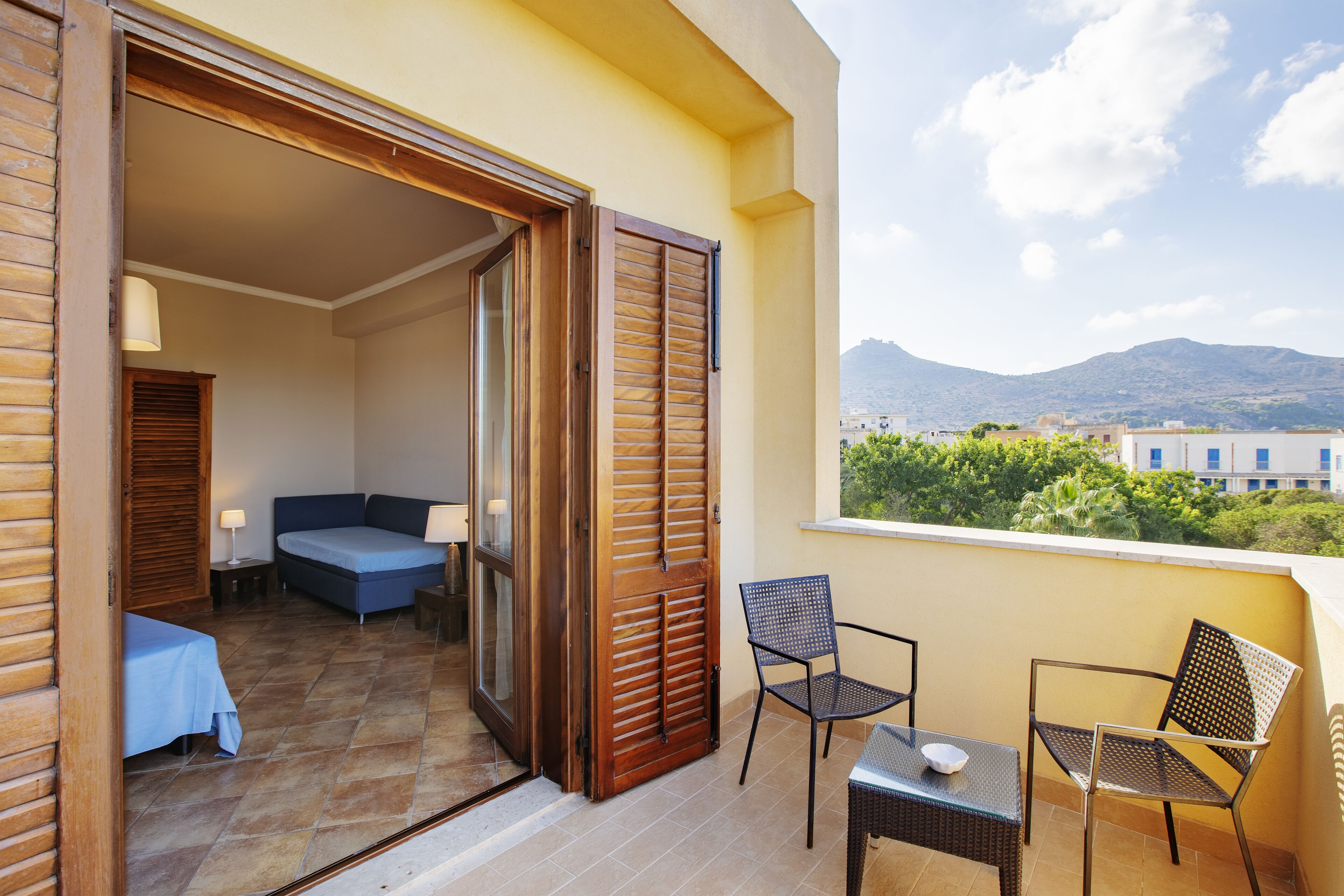 ميني بار ومكتب وستائر تعتيم وتجهيزات عازلة للصوت