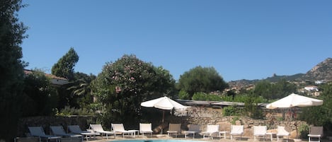 Piscine extérieure, parasols de plage, chaises longues