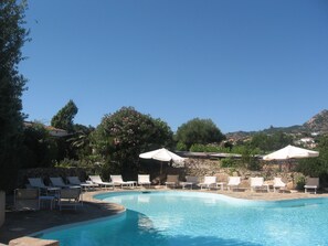 Outdoor pool, pool umbrellas, sun loungers - Hotel Valdiola (Arzachena)