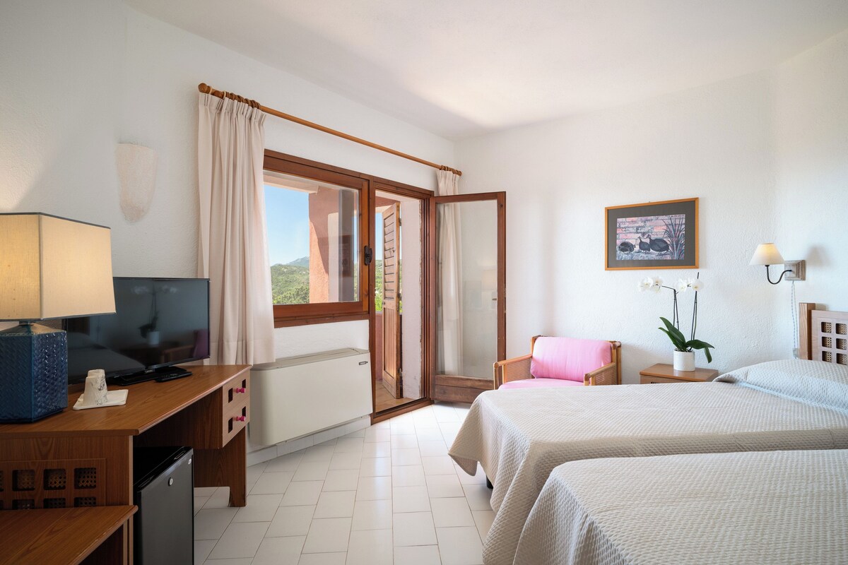 Double Room, Garden View | Premium bedding, minibar, in-room safe, desk