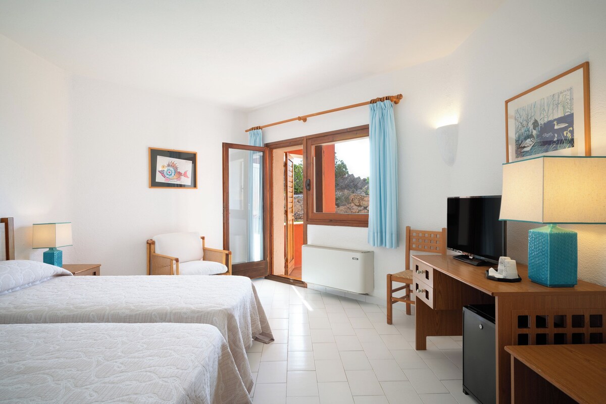 Double Room, Sea View | Premium bedding, minibar, in-room safe, desk