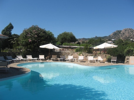 Piscina all'aperto, ombrelloni da piscina, lettini. Hotel Valdiola