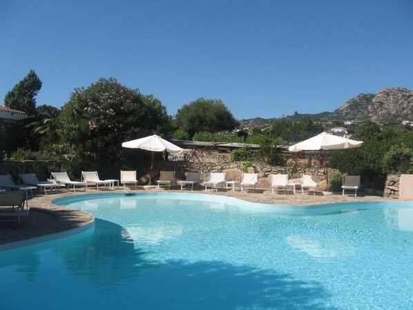 Piscine extérieure, parasols de plage, chaises longues