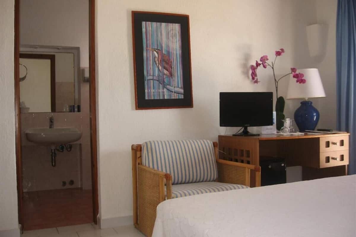 1 bedroom, premium bedding, minibar, in-room safe