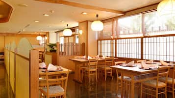2 间餐厅,供应早餐、午餐和晚餐,国际美食