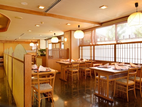2 restaurants, breakfast, lunch, dinner served; international cuisine