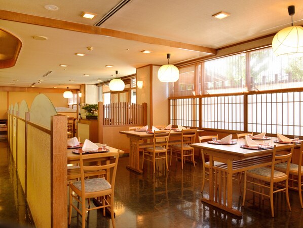2 间餐厅，供应早餐、午餐和晚餐，国际美食