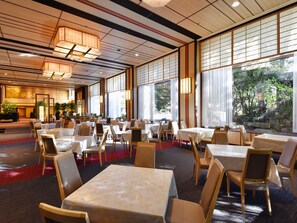 2 restaurants, breakfast, lunch, dinner served; international cuisine  - Hotel Heian No Mori Kyoto (Kyoto)