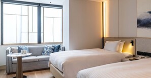 스탠다드 트윈룸 | 각각 다른 스타일의 인테리어, 각각 다르게 가구 비치, 책상, 암막 커튼